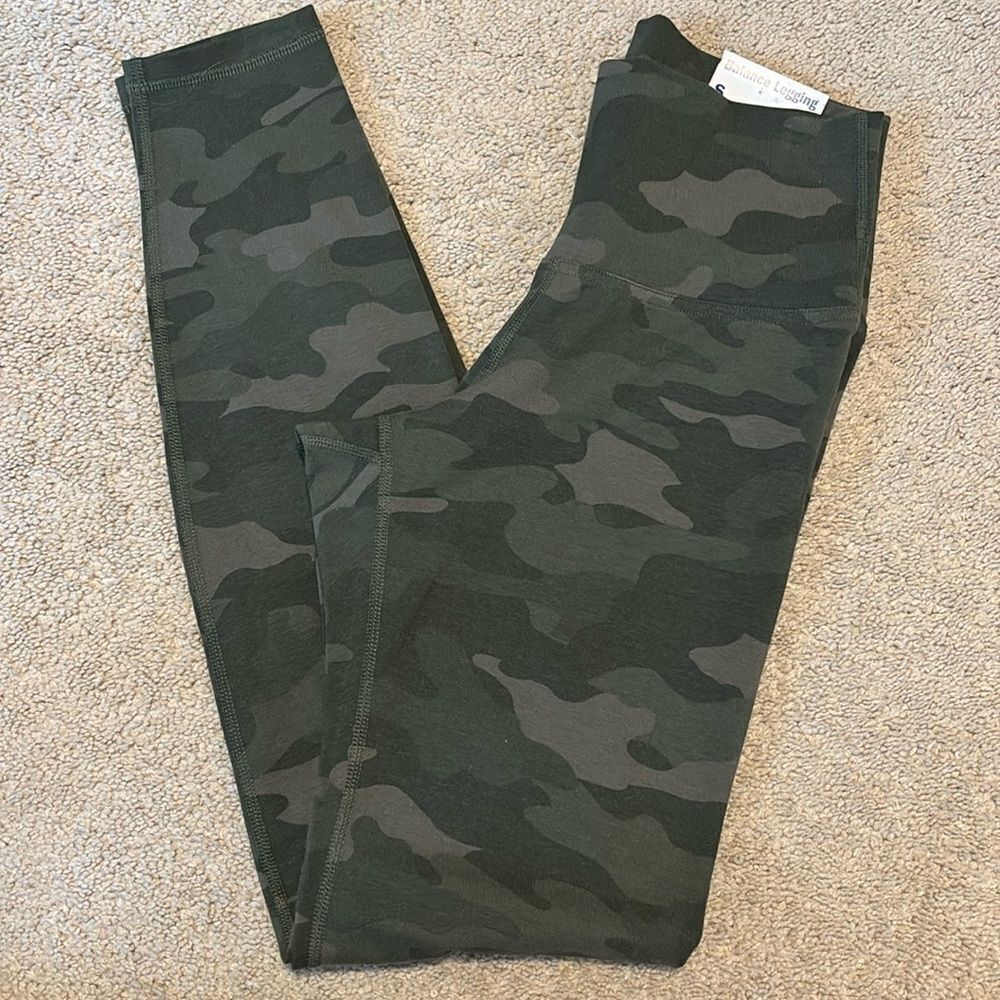 Old Navy Green Camouflage High Rise Leggings